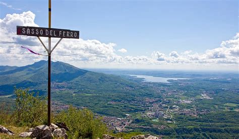 Telecabina biposto che sale verso la cima del monte Sasso del Ferro