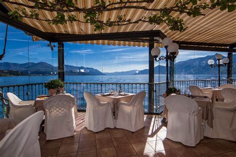 Un tavolo apparecchiato sulla terrazza del ristorante con vista sul Lago Maggiore