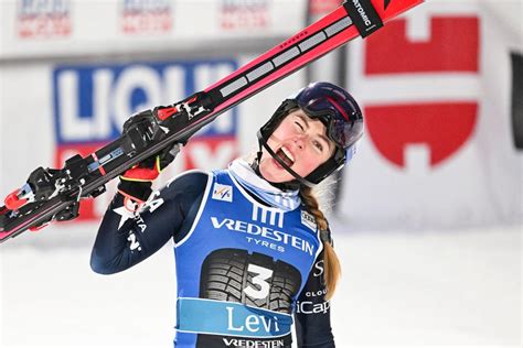 Mikaela Shiffrin festeggia una vittoria