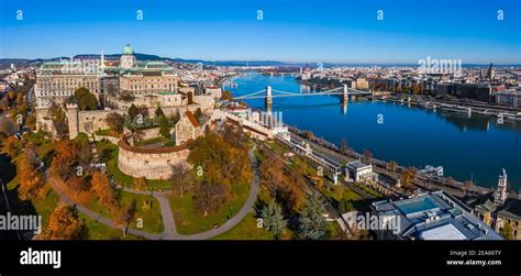 Vista panoramica di Budapest dal Danubio con il Ponte delle Catene e la collina del Castello
