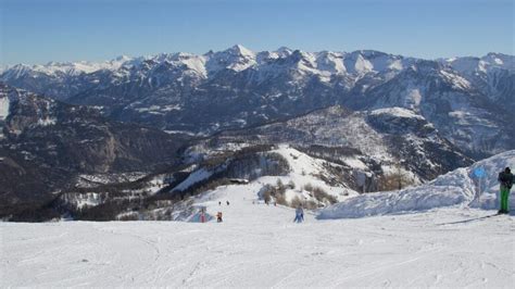 Vista panoramica della stazione sciistica di Puy Saint Vincent con le montagne innevate sullo sfondo