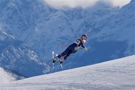 Lindsey Vonn in azione durante una gara di sci