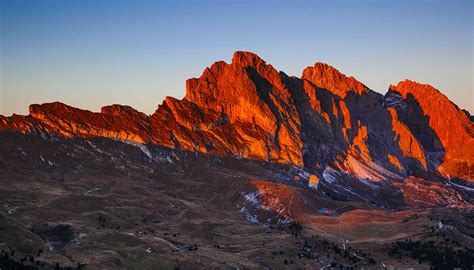 Tramonto sulle Dolomiti con montagne dai colori caldi