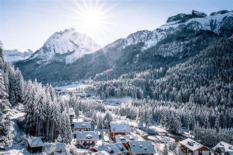 Paesaggio invernale della Val di Fassa con alberi coperti di neve