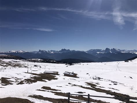 Vasta distesa innevata sull'Alpe di Villandro con montagne sullo sfondo