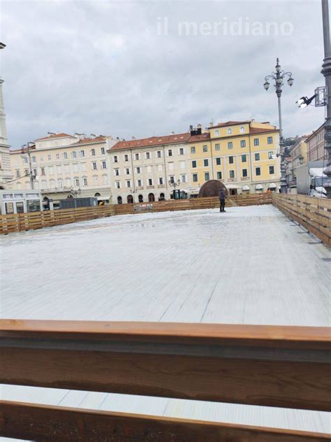 Bambini e ragazzi che pattinano sulla pista di ghiaccio in piazza Ponterosso, Trieste, durante le festività natalizie.