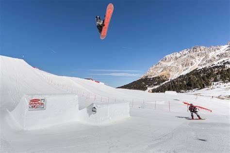 Snowpark di Obereggen con varie strutture per snowboarder e freestyler