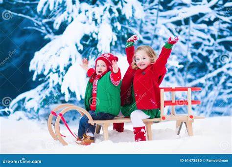 Bambini che si divertono su una pista da slittino