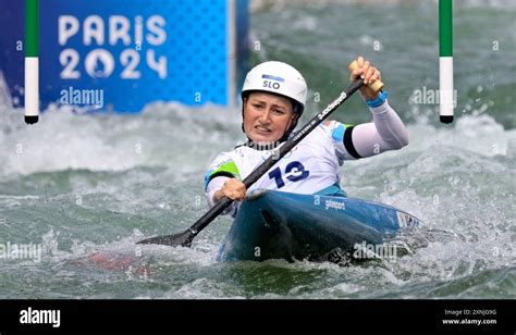 Atleta CS Canoe durante una competizione di slalom
