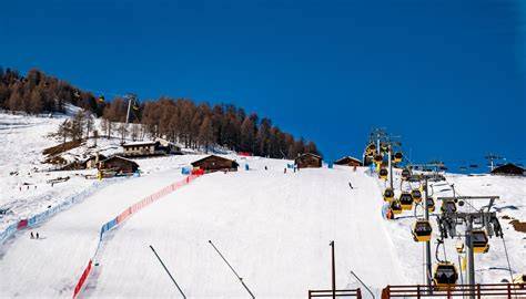 vista panoramica di Livigno innevata con piste da sci aperte