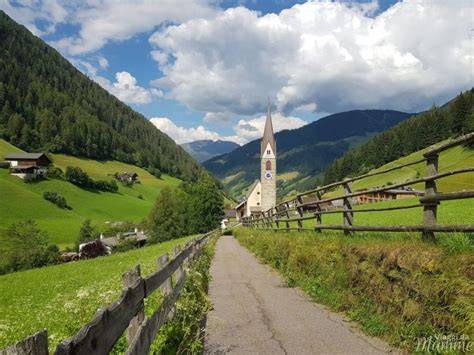 Panorama della Val Racines con sentieri e malghe