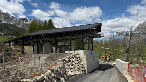 Stazione a monte della cabinovia Racines-Giovo con vista sulle montagne