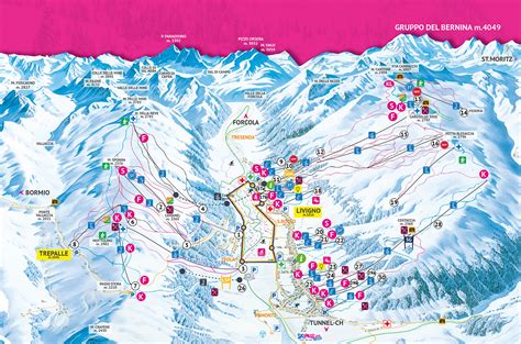 vista panoramica di Livigno con piste da sci e hotel in primo piano