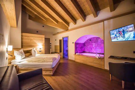 interno di una camera d'albergo a Livigno in stile alpino con letto king-size