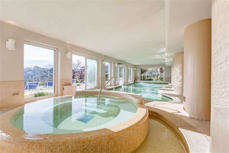 interno di una spa con piscina e vista sulle montagne