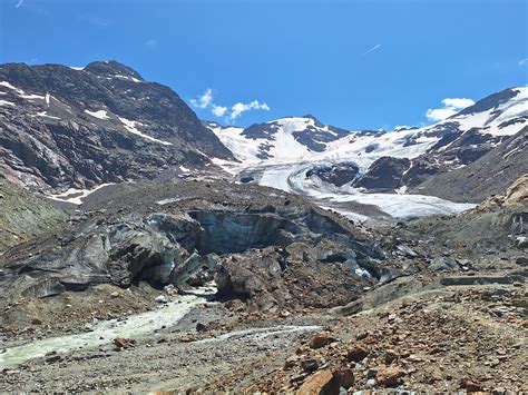 Vista panoramica del Ghiacciaio dei Forni con il Pizzo Tresero sullo sfondo