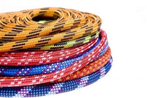 Schema comparativo dei diversi tipi di corde da arrampicata: singola, a doppia, gemellare