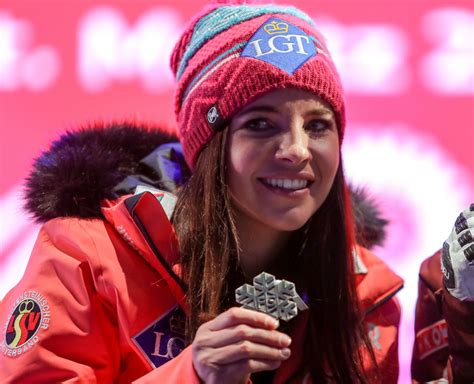 Tina Weirather mentre riceve la medaglia di bronzo a PyeongChang 2018