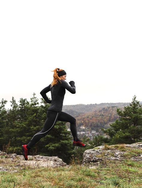 Donna che scia con abbigliamento tecnico impermeabile e traspirante