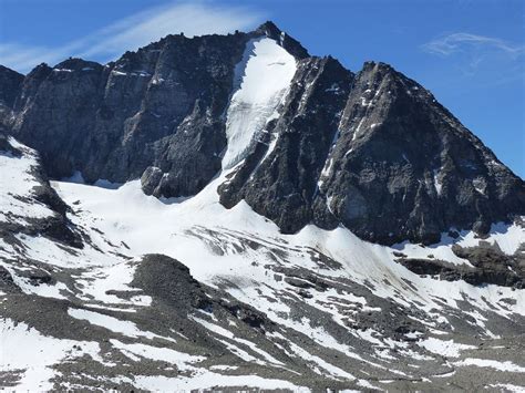 panoramica della Cima Vertana con i suoi versanti innevati e rocciosi
