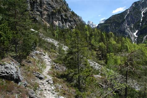 sentiero di ghiaione che conduce verso il Passo di Rosim