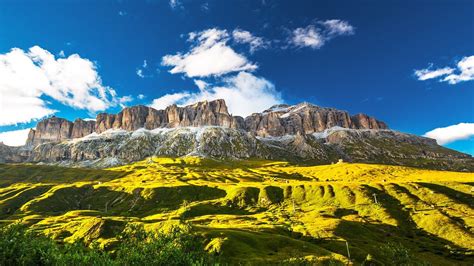 Panoramica delle Dolomiti con il massiccio del Sella in primo piano