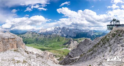 Sciatore che ammira il panorama dal Passo Pordoi