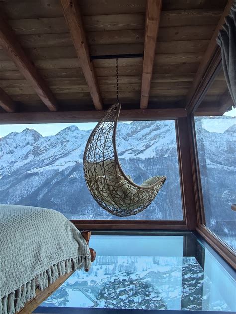 Un rifugio accogliente con vista sulle montagne dolomitiche