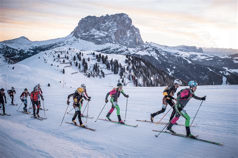 Atleti durante la Sellaronda Ski Marathon in notturna