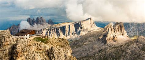 Panorama alpino con il Rifugio Lagazuoi in primo piano e le cime dolomitiche sullo sfondo