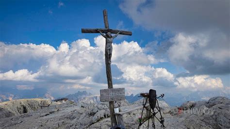 Croce di vetta del Piccolo Lagazuoi con vista sulle montagne circostanti
