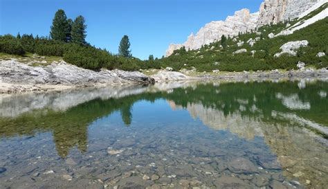 Lago di Lagazuoi con riflessi delle cime dolomitiche