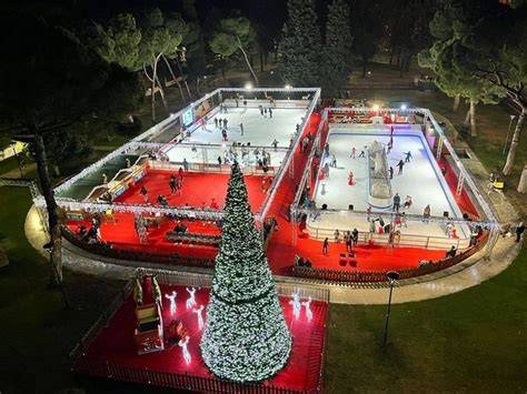 vista aerea di piazza Crispi con pista di pattinaggio e decorazioni natalizie