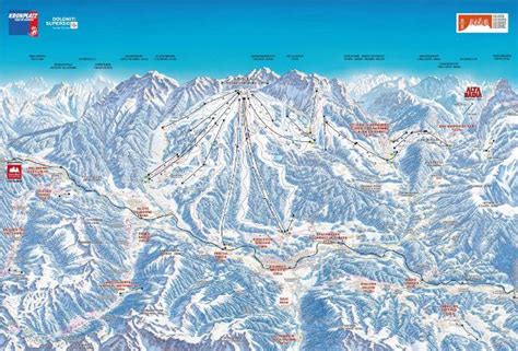 Panoramica delle piste innevate a San Vigilio di Marebbe con sciatori su piste preparate