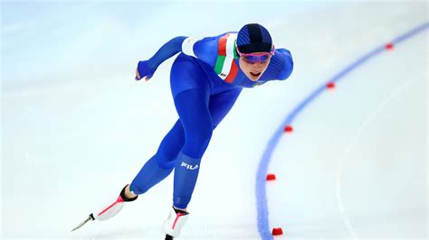 Atleta di pattinaggio di velocità in azione su una pista ovale