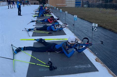 Foto della squadra italiana di biathlon che celebra una vittoria.