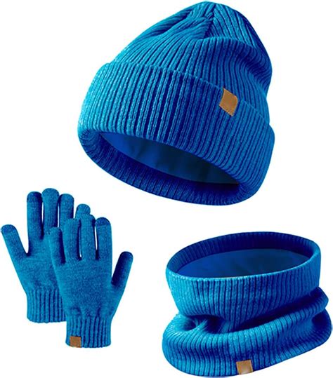 Set di accessori per alpinismo: guanti, berretto, scaldacollo e occhiali da sole