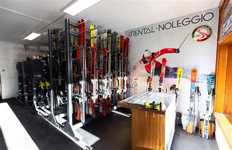 Interno di un negozio di noleggio sci con sci e snowboard esposti