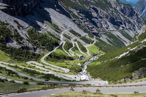 Panorama della gara Slalom Sette Tornanti con vetture sportive su un percorso tortuoso