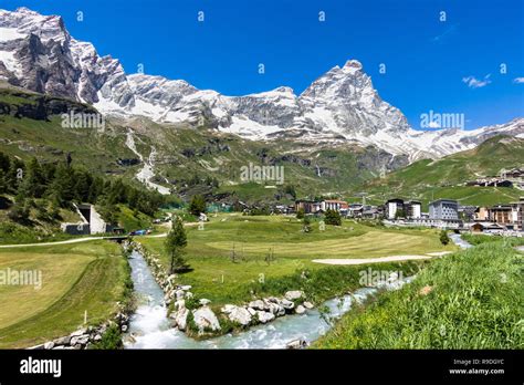 Panorama delle Alpi con il Cervino in primo piano e la località di Breuil-Cervinia ai suoi piedi