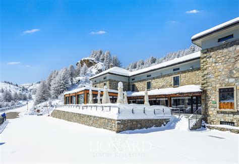 vista di un hotel di lusso con accesso diretto alle piste da sci in una località alpina innevata