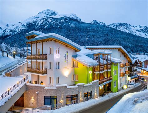 vista panoramica delle Dolomiti con un hotel in primo piano, accesso diretto alle piste innevate