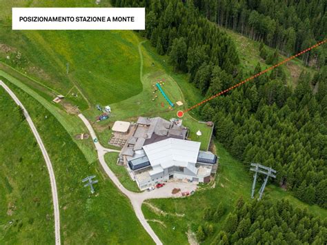 Vista della nuova stazione a monte della cabinovia con elementi architettonici moderni e integrati nel paesaggio