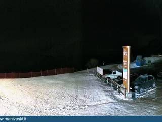 panoramica notturna del Passo Maniva con neve e illuminazione artificiale