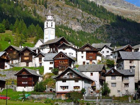 Foto di un tipico villaggio Walser a Bosco Gurin