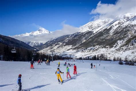 Immagine di sciatori su una pista innevata a Breuil-Cervinia