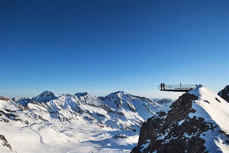 Paesaggio del Ghiacciaio dello Stubai con sciatori