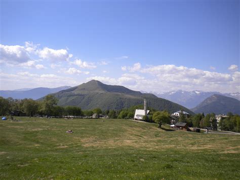 Famiglia che fa un picnic sui prati verdi del Pian delle Betulle