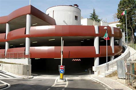 Interno del parcheggio multipiano coperto di Lido di Carciano