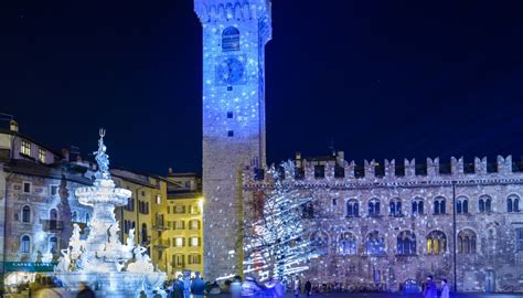 Installazione artistica luminosa in una piazza cittadina durante le festività natalizie